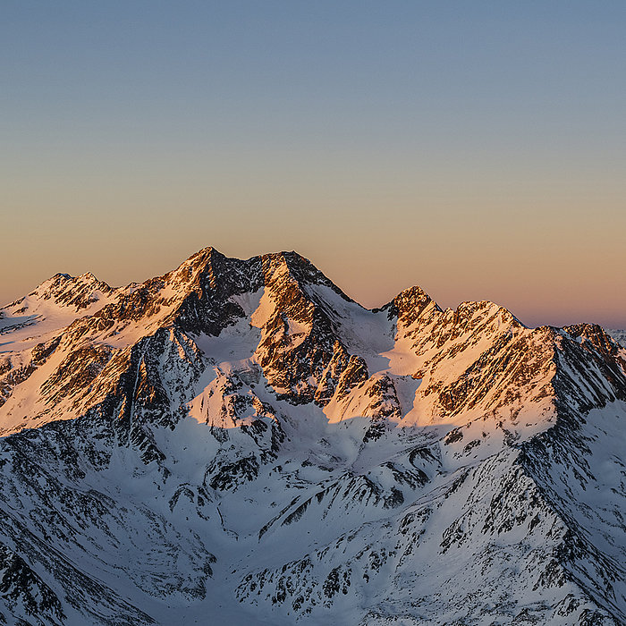 Verschneite Bergspitzen auf dem Schnalstaler Gletscher in gesunder Höhenluft