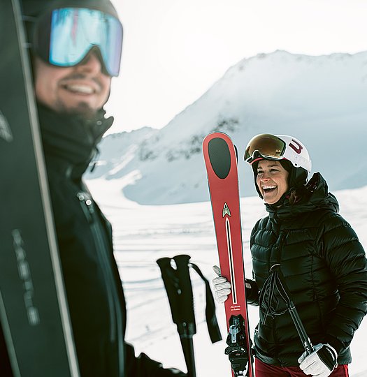 Zwei Skifahrer beim Höhentraining in den Alpen