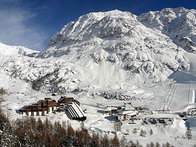 Kurzras im Schnee mit dem Gletscher im Hintergrund: einer der beliebtesten Orte im Schnalstal für Wintersportler