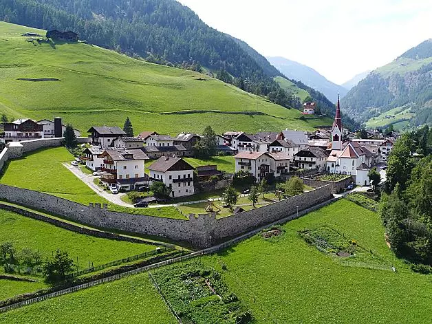 Blick auf Karthaus, in dem viele Schnalstaler Sehenswürdigkeiten beheimatet sind: Ringmauer, Kloster Allerengelberg usw.