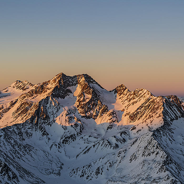 Verschneite Bergspitzen auf dem Schnalstaler Gletscher in gesunder Höhenluft